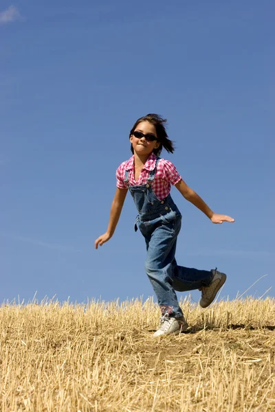 Прыгать счастливо в поле . — стоковое фото