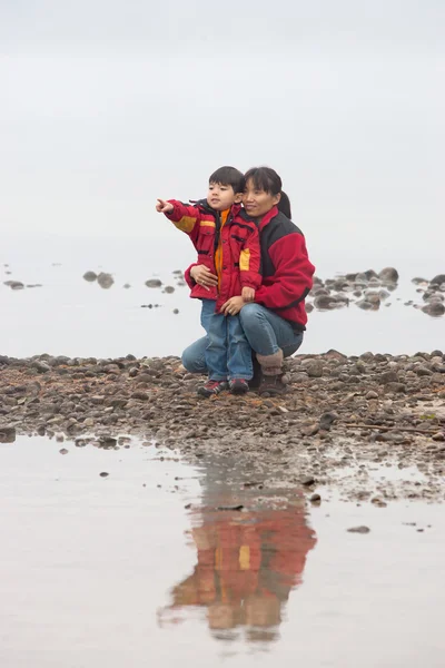Eine Mutter Und Ihr Kleiner Sohn Liegen Felsigen Ufer Eines — Stockfoto