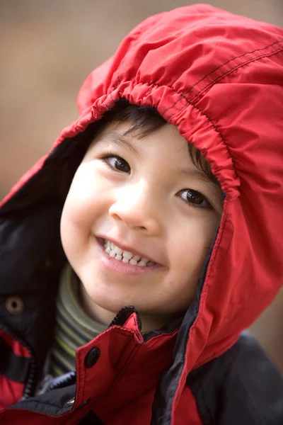 Mały Chłopiec Kapturem Herb Miga Uśmiechem — Zdjęcie stockowe
