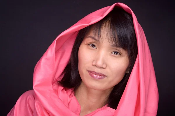 Porträt Eines Asiatischen Models Mit Kapuze Vor Schwarzem Hintergrund — Stockfoto