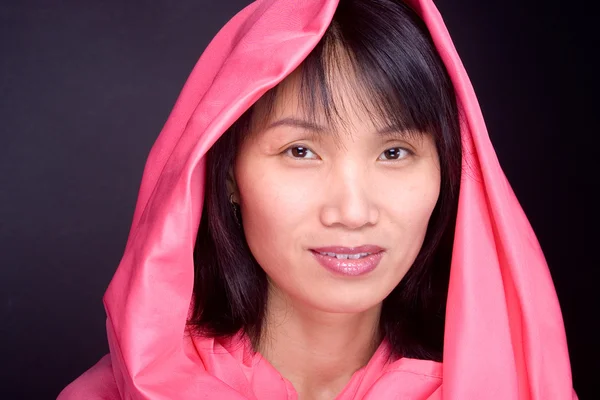 Ett Porträtt Huva Asiatiska Modell Mot Svart Bakgrund — Stockfoto