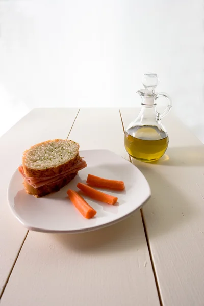 サンドイッチ ニンジン オリーブ油 薬味の側で構成されるヘルシーなランチ — ストック写真