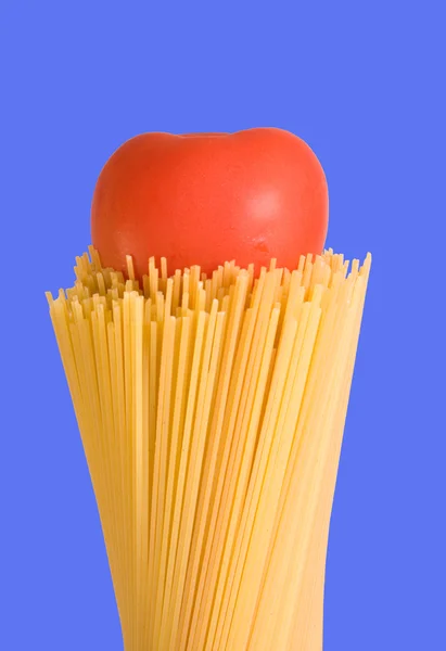 Tomate Sobre Espaguetis Secos — Foto de Stock