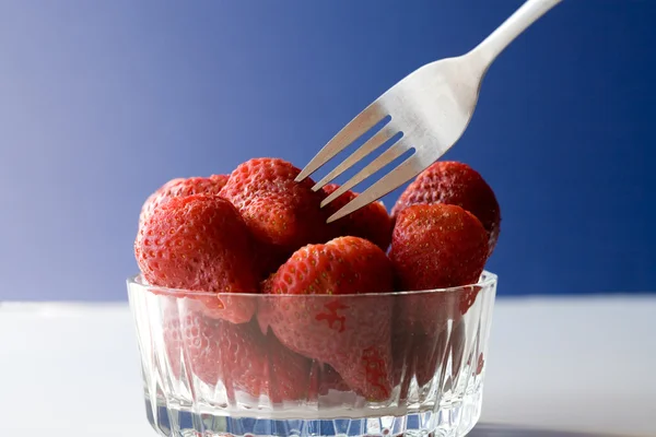 Eine Gabel Und Eine Glasschüssel Voller Reifer Roter Erdbeeren — Stockfoto