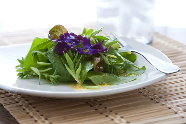 Uma Salada Fresca Com Espinafre Uma Guarnição Flor Comestível — Fotografia de Stock