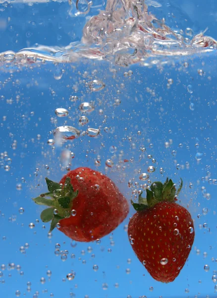 Två jordgubbar i tonic vatten. — Stockfoto
