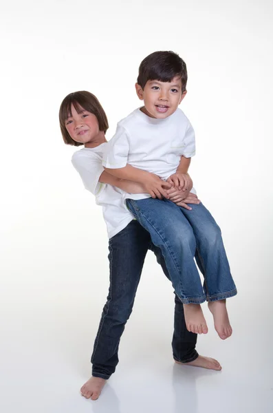 Uma Menina Pega Seu Irmão Mais Novo — Fotografia de Stock