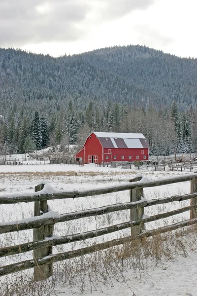 雪覆盖的字段 一个红色的谷仓和栅栏 — 图库照片