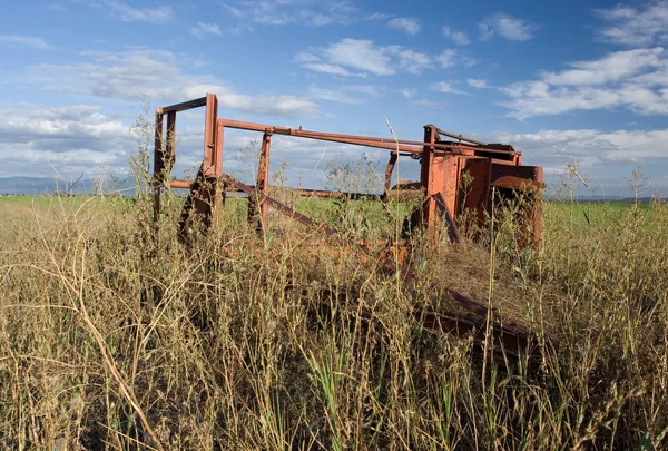 Ein Altes Stück Zerstörter Maschinen Liegt Auf Einem Feld — Stockfoto