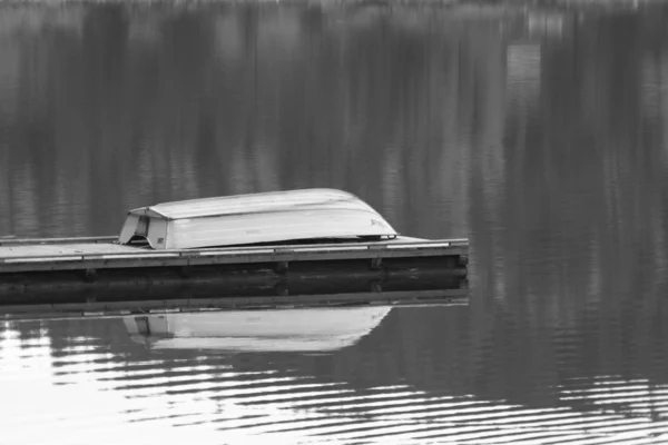Boot auf dem Dock. — Stockfoto
