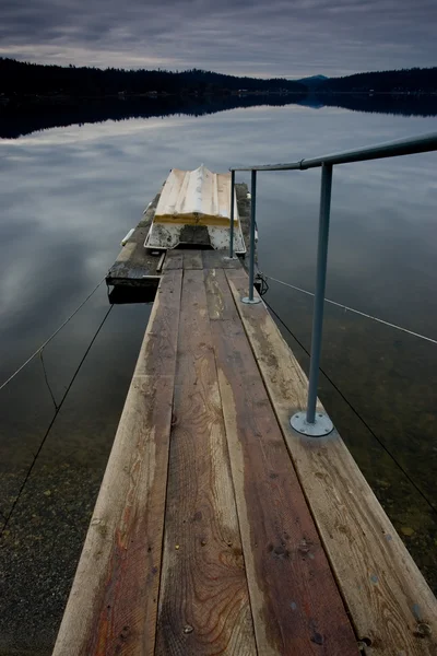 Una Imagen Artística Una Rampa Barco Que Conduce Muelle Lago — Foto de Stock