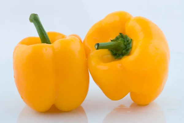 Twee gele paprika. — Stockfoto