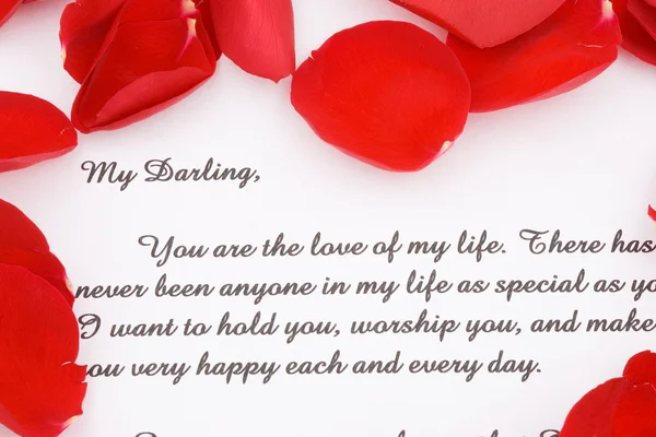 Rosenblad och ett kärleksbrev. — Stockfoto