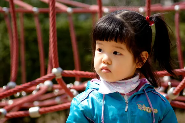 Menina coreana no parque . — Fotografia de Stock