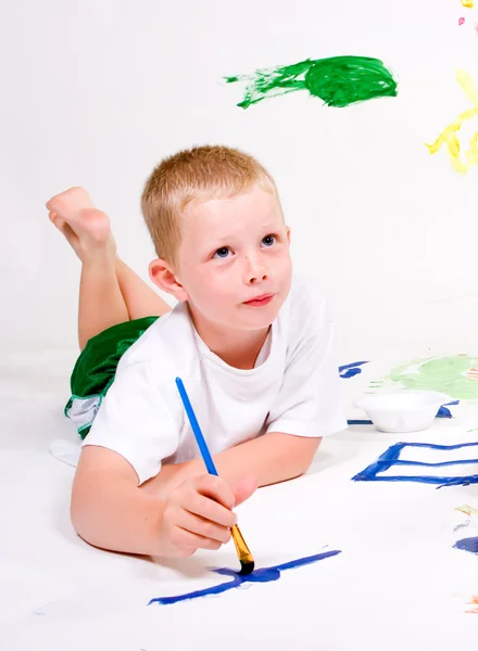 Een Jongen Denkt Aan Wat Hij Gaat Schilderen Volgende — Stockfoto