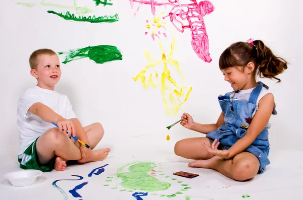 Children painting pictures. — Stock Photo, Image