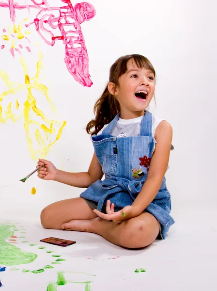 Een Jong Meisje Geeft Uiting Aan Haar Vreugde Tijdens Schilderij — Stockfoto