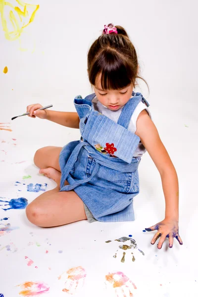 Uma Menina Faz Uma Impressão Mão Papel Usando Tinta — Fotografia de Stock