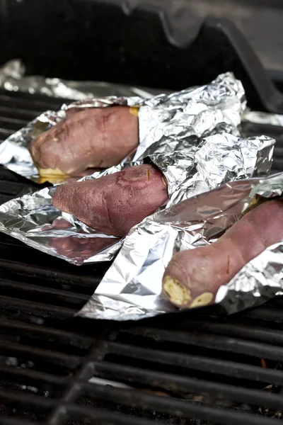 Słodkie ziemniaki na grill na gaz. — Zdjęcie stockowe