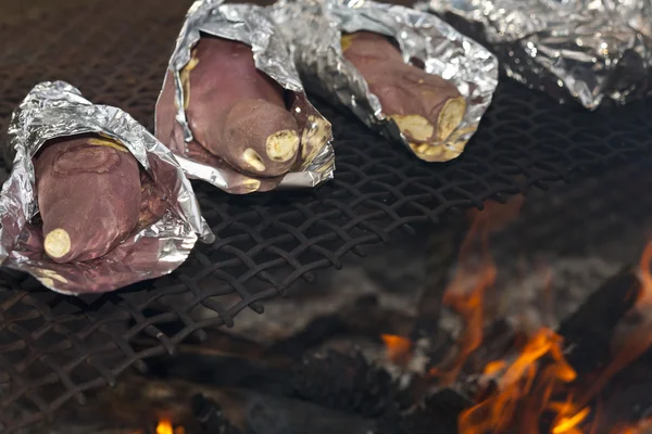 Słodkie Ziemniaki Zawijane Folię Aluminiową Gotowane Nad Otwartym Ogniem — Zdjęcie stockowe