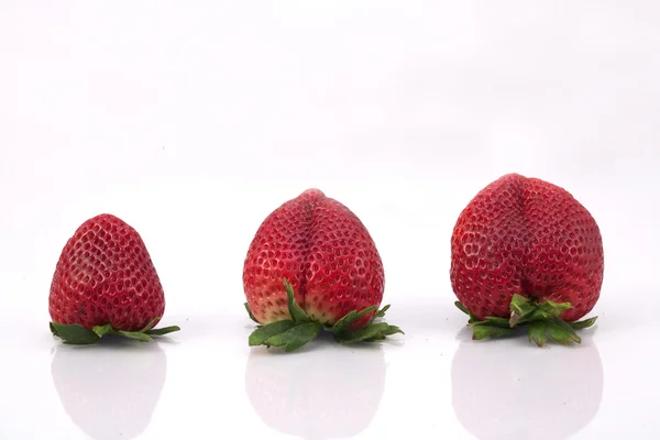 Tre jordgubbar. — Stockfoto