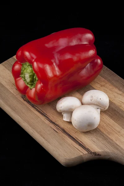 Grönsaker på en skärbräda. — Stockfoto
