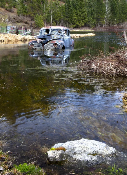 Antik autó elárasztották a víz. — Stock Fotó