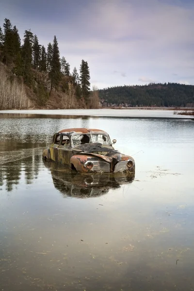 Auto v jezeře. — Stock fotografie