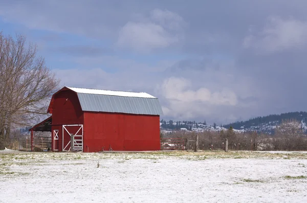 Red barn, blue sky, white snow. — Stok fotoğraf