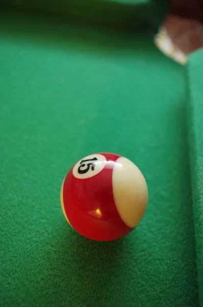 Quinze bola na mesa de bilhar verde . — Fotografia de Stock
