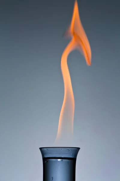 Склянка Прозорою Рідиною Вогні Показує Полум — стокове фото