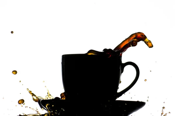 Kaffee Spritzte Aus Der Silhouette Einer Kaffeetasse Vor Weißem Hintergrund — Stockfoto