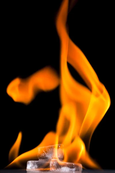 Eiswürfel Auf Schwarzem Grund Flammen — Stockfoto