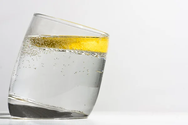 Gin and tonic with lemon — Stock Photo, Image