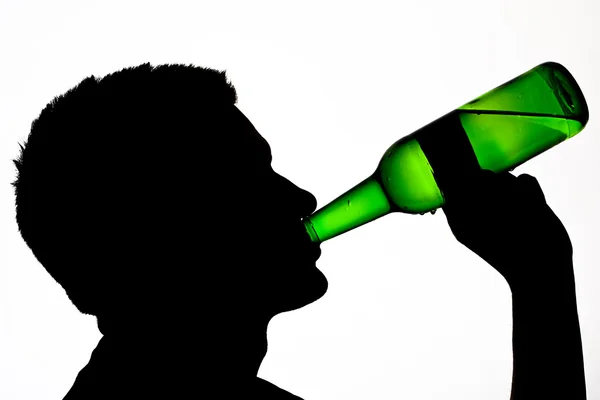 Homem Bebendo Cerveja Uma Garrafa Cerveja Verde Silhueta — Fotografia de Stock