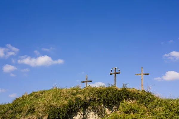 배경으로 언덕에 십자가 — 스톡 사진