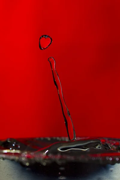 水液滴に屈折した心臓 — ストック写真