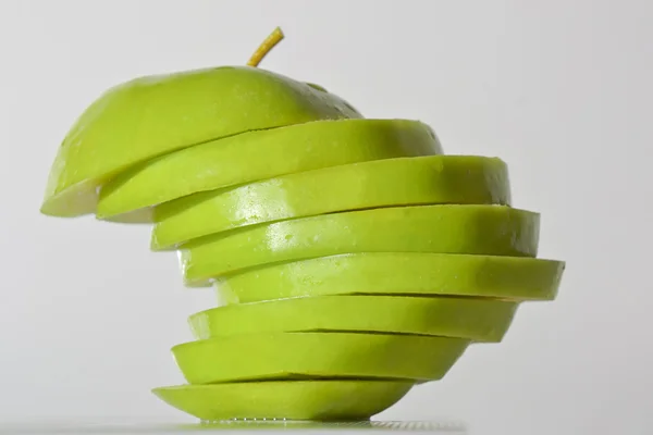不可能な方法でスライスしたリンゴ — ストック写真