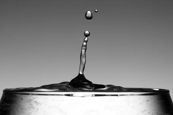 Druppels Vallen Met Een Glas Van Heldere Vloeistof — Stockfoto