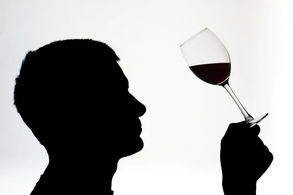 Человек Силуэте Тестирует Красное Вино — стоковое фото