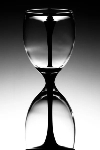 時間ガラス形成をワイングラスします。 — ストック写真