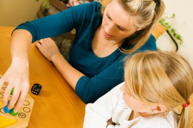 familie spelen van een bordspel op