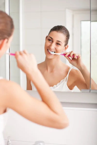 Genç kadın, yıkama kase diş fırçalama — Stok fotoğraf
