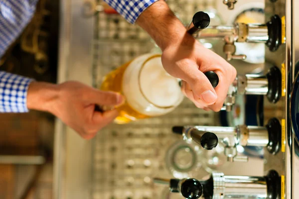 Man drar en öl från kranen — Stockfoto