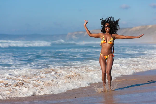 Attraktiv kvinna i bikini — Stockfoto