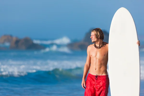 Genç sörfçü ile sahilde — Stok fotoğraf