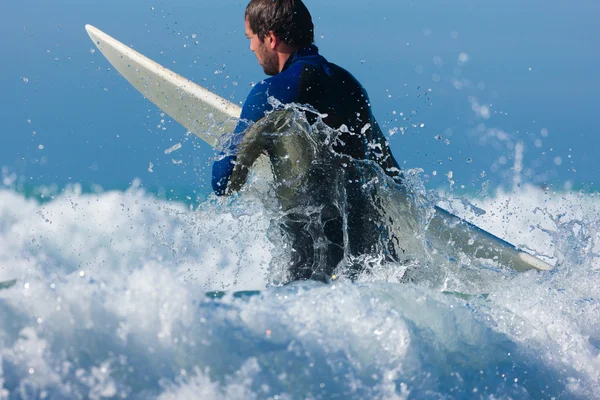 Surfer with his board in the — Stock Photo, Image
