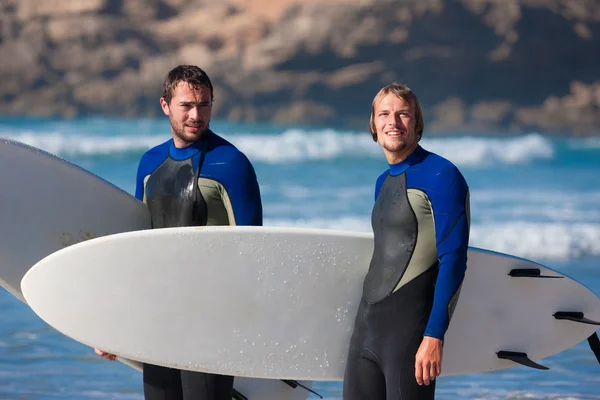 Två surfare med deras surfa — Stockfoto