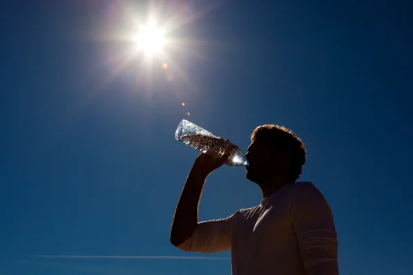 Спортивный человек пьет воду — стоковое фото