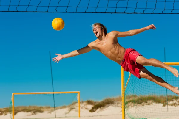 Plaj voleybol oynayan adam — Stok fotoğraf
